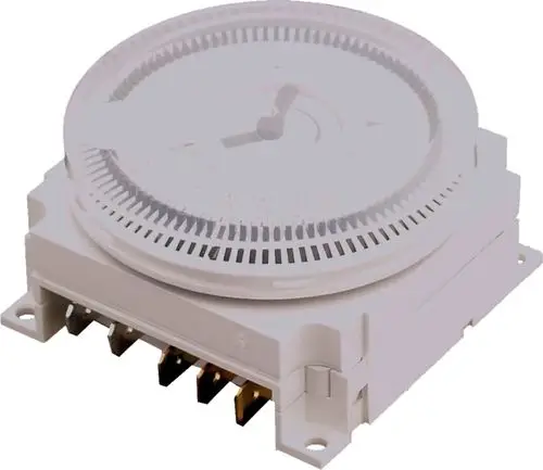 Analoge Schaltuhr mit runder Zeitanzeige und mehreren Anschlussklemmen, hergestellt von Wolf, zur zeitgesteuerten Steuerung elektrischer Geräte.
